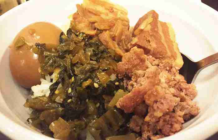 横浜中華街最強コスパ！秀味園の「ルーローハン（魯肉飯）」の肉々しさはヤミツキ確定の一杯だ - みんなのごはん