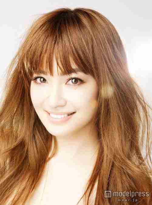 平子理沙、アイドルに負けない超ミニ姿披露