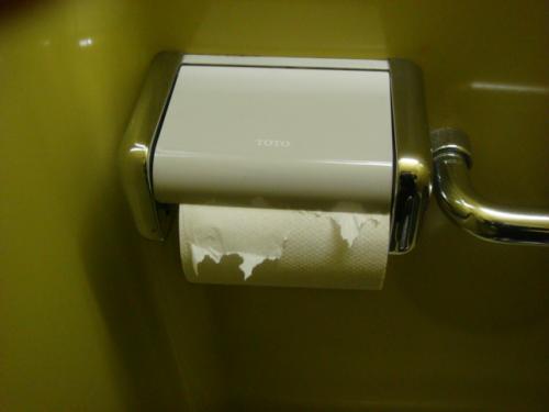 トイレットペーパーが三角折になっています