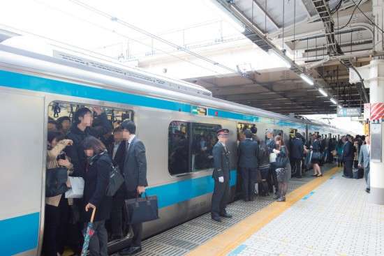 満員電車・日本の乗車率ランキングが恐ろしいことに…