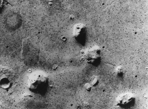 こ、これは!?雲の上をあるく巨大なヒトガタ物体が飛行機内から目撃される