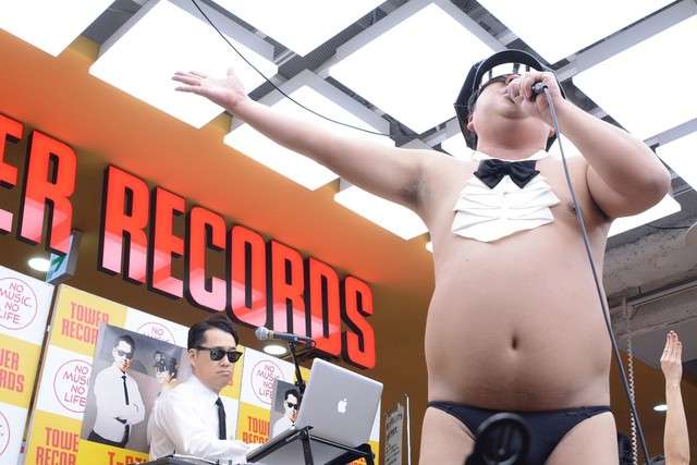 バナナマン扮するT-STYLEが渋谷に！歓声が曲をかき消す熱狂ステージ - お笑いナタリー