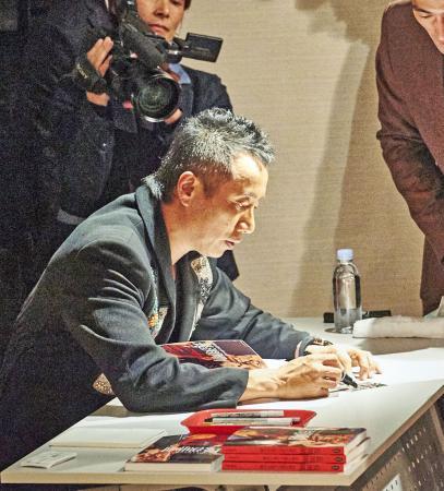 長渕剛が初サイン会で持論展開「音楽界腐っている」
