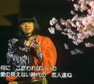 和洋折衷なドレスを貼るトピ