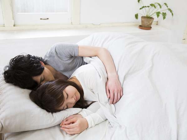 男性6割　H中の女子の演技を疑う | R25