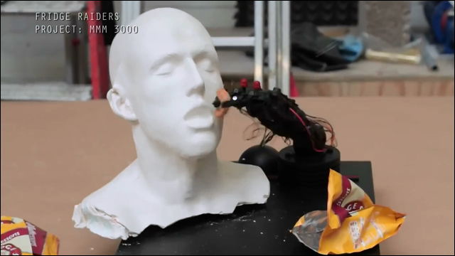 「自動でスナック菓子を食べさせてくれるロボットアームができた」→実演したら大変なことにwww
