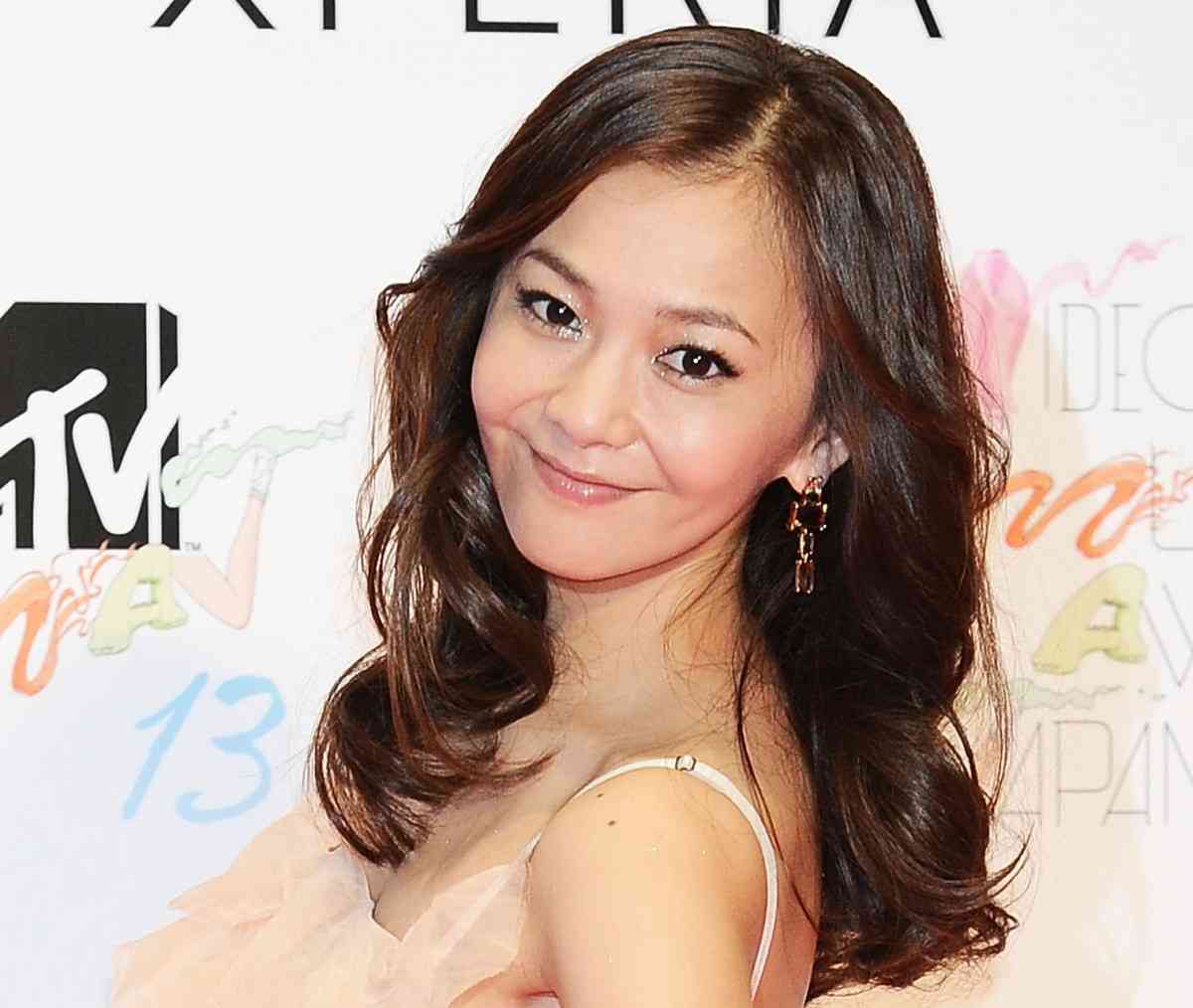 華原朋美、弟との幼少期写真に反響！「美少女」「姉妹みたい」 - シネマトゥデイ