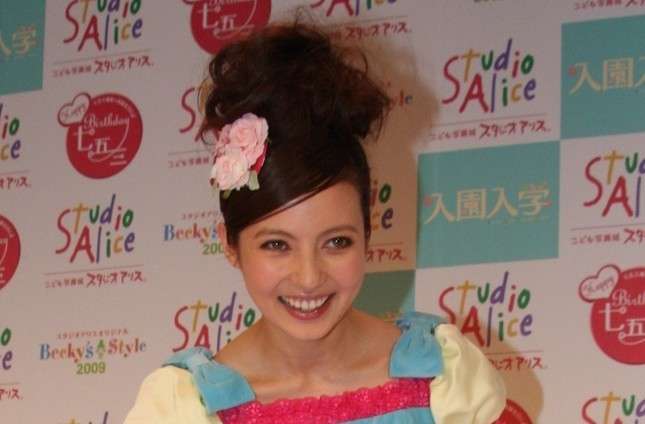 炎上芸人ウーマン村本、ベッキーを「逆張り」で徹底擁護　「騒動で稼ごうとしている」「目立ちたいだけ」と批判相次ぐ : J-CASTニュース