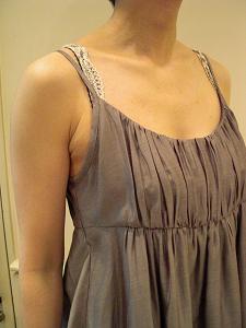 ブラジャーの肩ひもが見えてたら注意しますか？