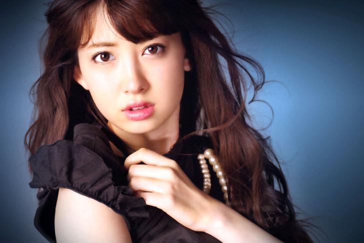 AKB48小嶋陽菜「ちょっと大人な私」開花  ミニドレスで美脚を披露