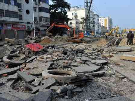 中国で道路500メートルが爆発