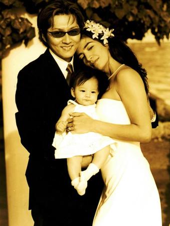 石井竜也 妻子と親子3ショットを披露