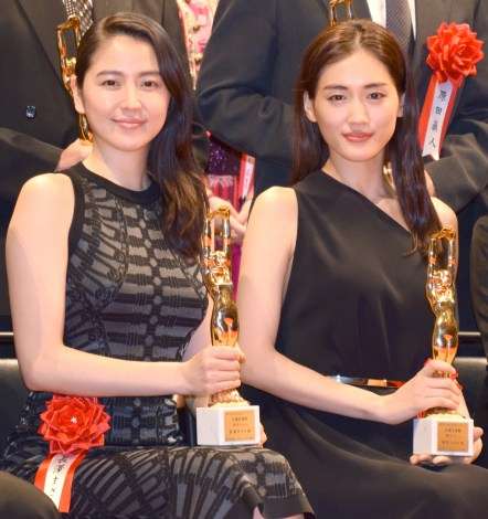 綾瀬はるか＆長澤まさみ：セクシードレスで美の競演 “姉妹”で毎日映画コンクール受賞 | ガールズちゃんねる - Girls Channel