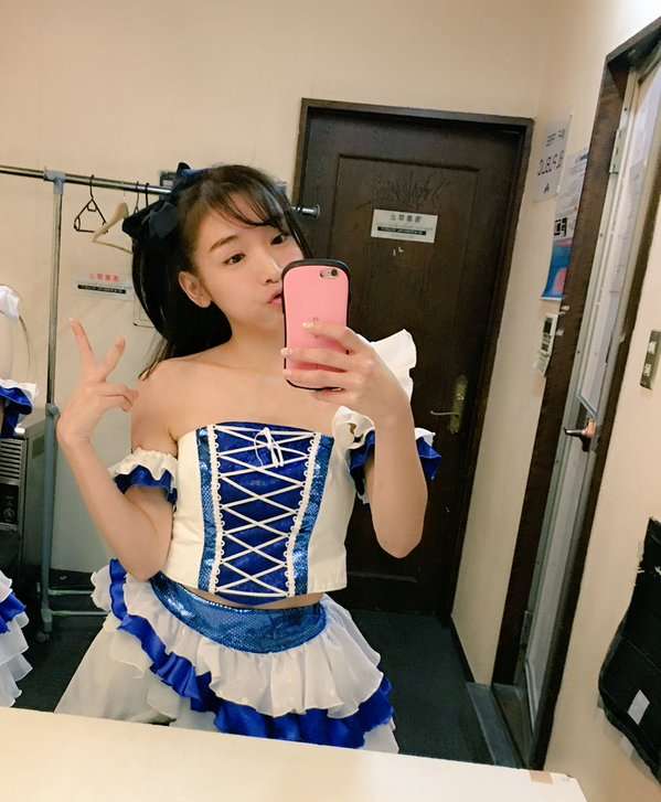 アイドル衣装の加護亜依に絶賛、大きく肩を出したかわいいデザイン