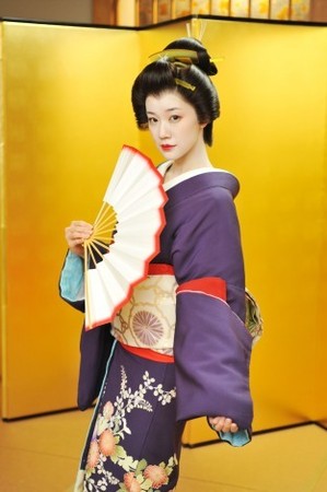 蒼井優、人生初の白塗り芸者姿を披露「見慣れない…」
