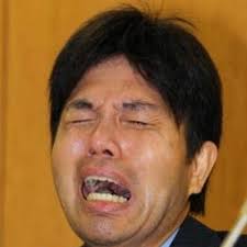イケメンが目を瞑っている画像