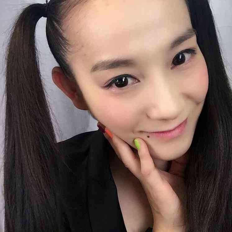 篠原ともえの“おでこ全開”ツインテールに「反則なほど可愛い」
