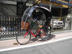 雨具着て自転車、事故に注意　車輪に巻き込み・視界遮断