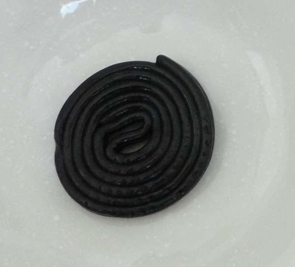 世界一不味い菓子「サルミアッキ」に匹敵するほど不味い「リコリス菓子」をとりあえず食べてみた｜面白ニュース 秒刊SUNDAY