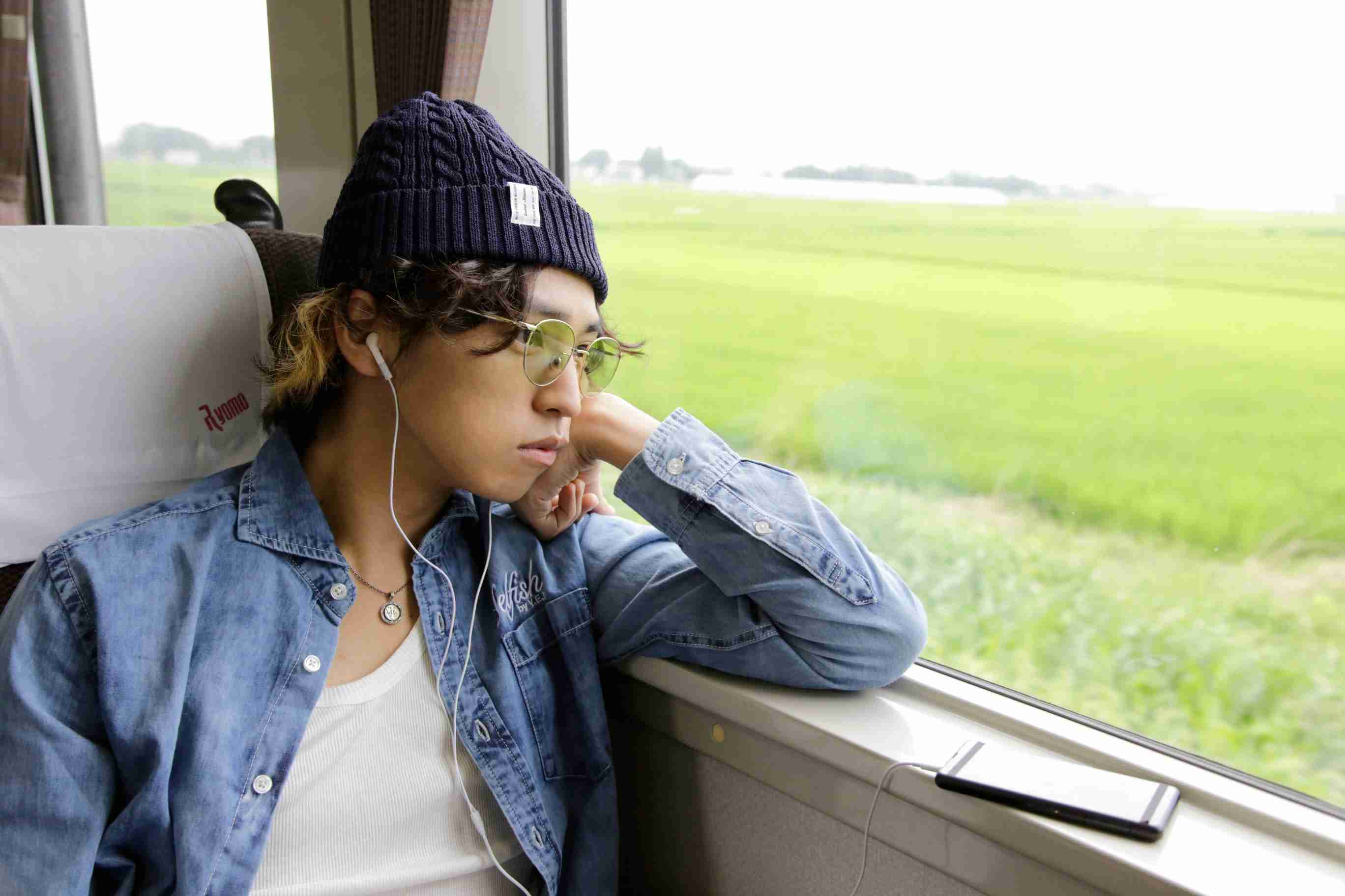 10年ぶりに帰郷したミュージシャン志望の青年は……！映画『群青色の、とおり道』予告編 - YouTube