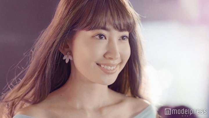 AKB48小嶋陽菜「ちょっと大人な私」開花  ミニドレスで美脚を披露