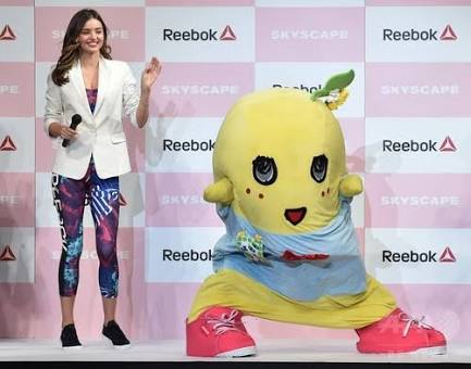 スニーカーを履いた芸能人の画像が集まるトピ