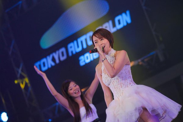 鈴木亜美のスペシャルライブにネットでは酷評の声も「衣装キツイ」