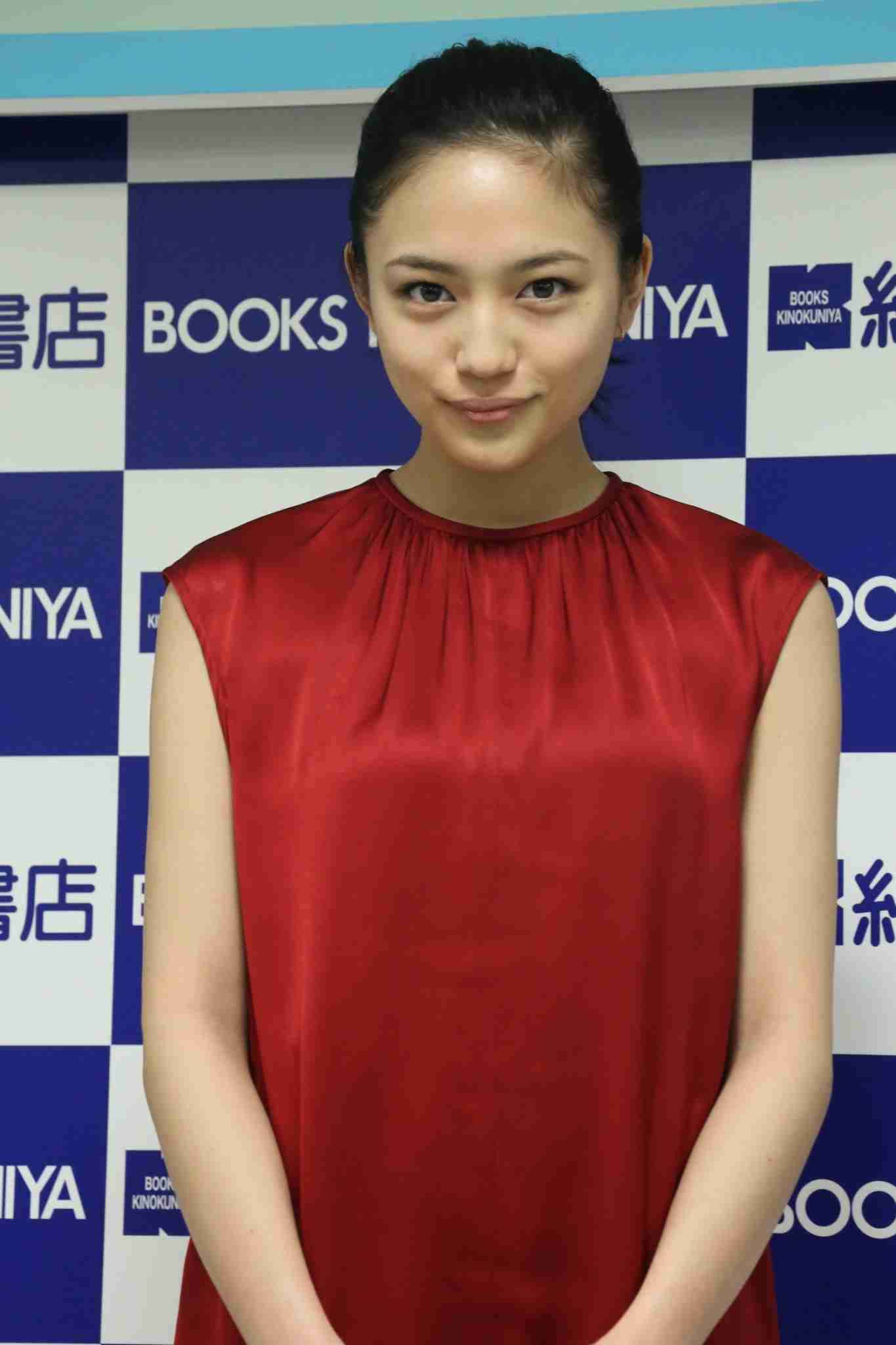デコ出しが似合う女性タレント画像