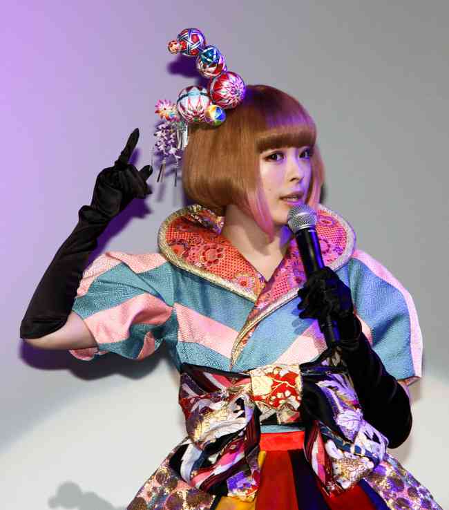 和洋折衷なドレスを貼るトピ