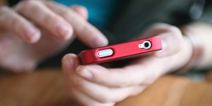 大事故寸前？遮断機の中でスマホを持って立ち尽くしてた女性、その理由は