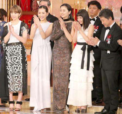 長澤まさみ、セクシー衣装で魅了