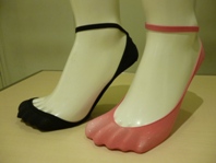 パンプスは素足?ストッキング?靴下?
