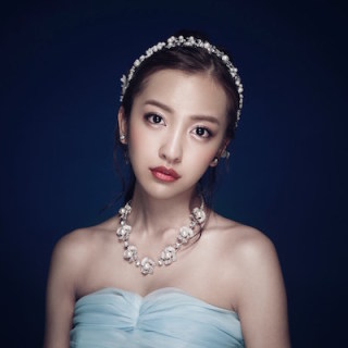 板野友美、無防備すぎる胸元が丸見え!生くびれと太もも全開のあぐらショットがセクシーすぎる