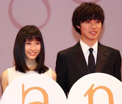 土屋太鳳に思わぬバッシング...女性ファンが「山崎賢人とイチャイチャしすぎ」と批判 - ライブドアニュース