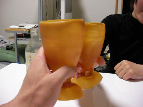 いかの干物にアツアツの酒を入れて飲んだ後に食べてしまう「イカグラス」
