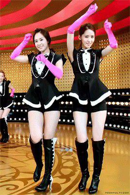 女性アイドル、歌手の可愛い衣装を貼るトピ