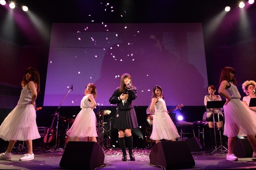 橋本環奈がセーラー服で熱唱、「キャー!!」JC&JKから黄色い声援