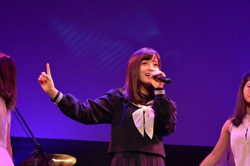 橋本環奈がセーラー服で熱唱、「キャー！！」JC＆JKから黄色い声援。 | Narinari.com