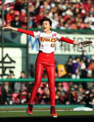 藤原紀香、結婚会見に記者苦笑い！「愛之助とテンション違いすぎ」「指輪を見せてすごいドヤ顔」