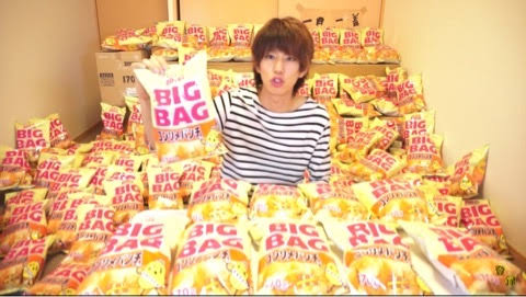 ポテトチップス一度にどれくらい食べますか？何味が好きですか？