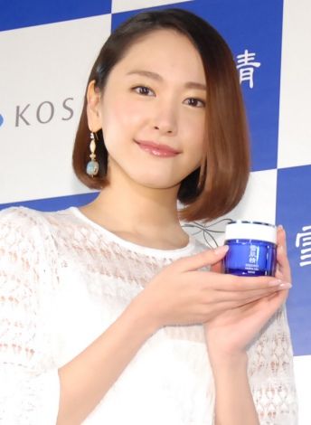 新垣結衣、最旬“オールホワイト”で色白美脚披露　透明美肌の秘訣を語る