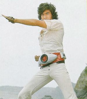70歳・藤岡弘、45年ぶり“マスクオフ”で仮面ライダースーツ姿披露