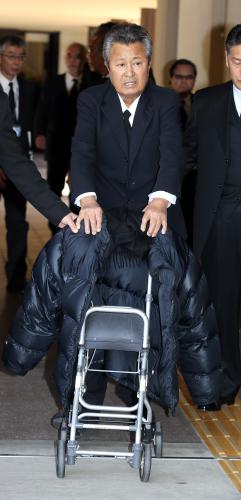 梅宮辰夫　体調不良で会見直前中止…足元おぼつかず歩行器