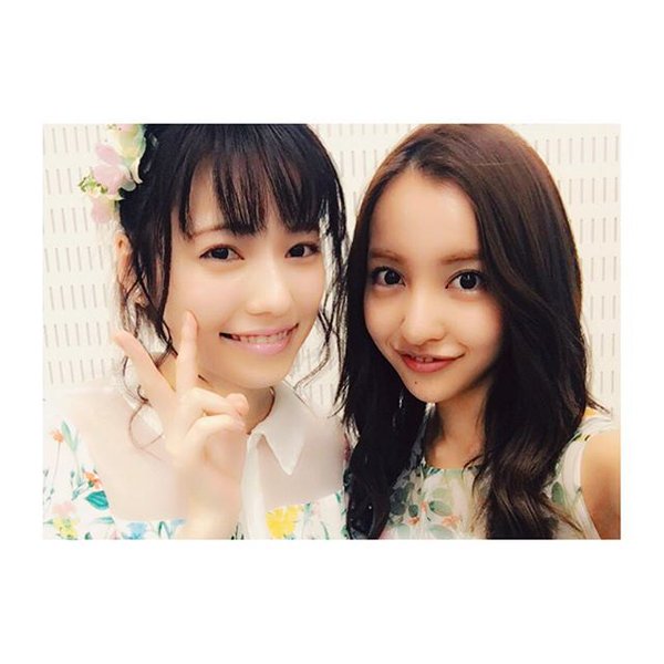 板野友美、無防備すぎる胸元が丸見え!生くびれと太もも全開のあぐらショットがセクシーすぎる