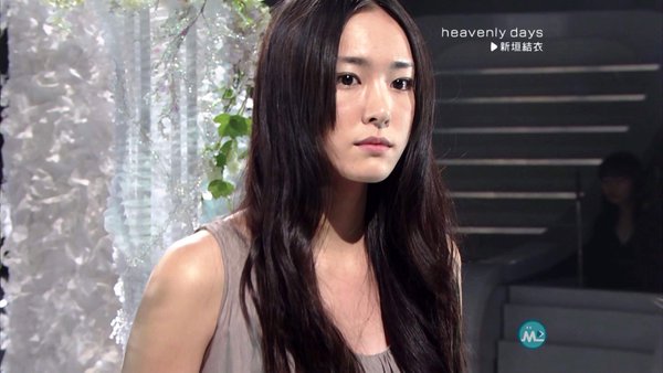新垣結衣、最旬“オールホワイト”で色白美脚披露　透明美肌の秘訣を語る