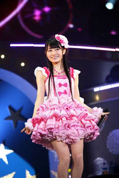 女性アイドル、歌手の可愛い衣装を貼るトピ