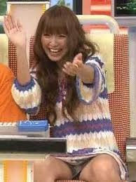 木下優樹菜の“おっぴろげ”写真に反響！「股開け過ぎ」「足！」