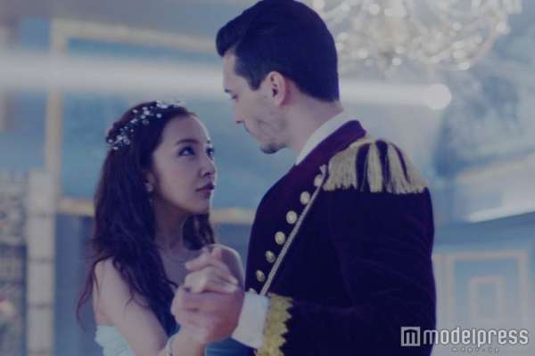 板野友美、イケメン王子と華麗に舞う　老婆姿も公開 - モデルプレス