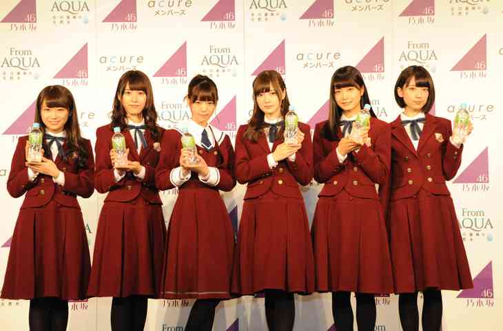 女性アイドル、歌手の可愛い衣装を貼るトピ