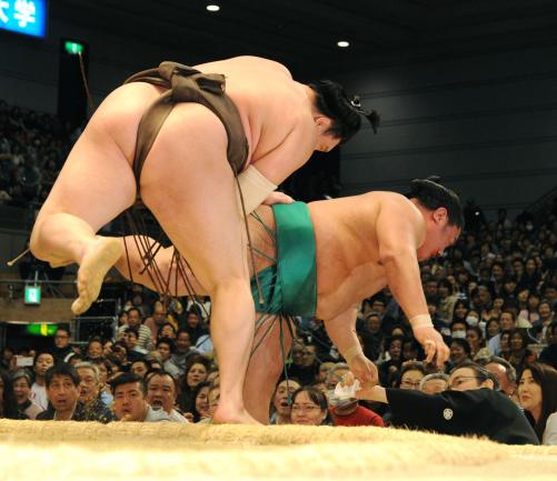 【大相撲】井筒審判長が救急搬送…白鵬に投げられた嘉風と激突